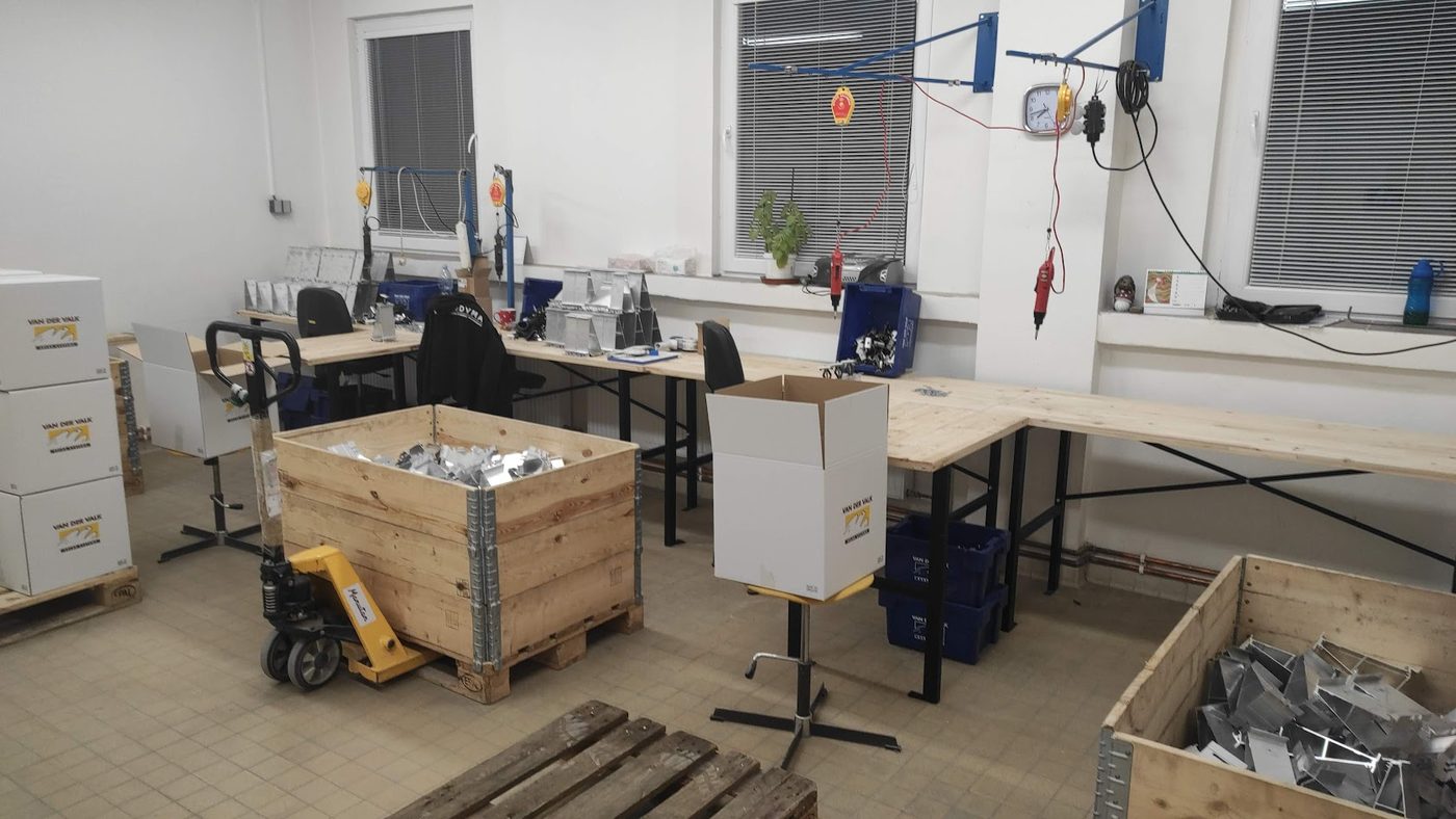 Tým INVALIS s.r.o. při práci v dílně